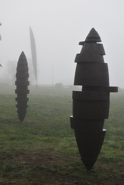 Deux-sculptures-monumentales-acier-corten-oxyde-de-l-artiste-sculpteur-contemporain-Felix-Valdelievre-sur-le-chemin-du-chateau-a-Lacoste-dans-la-brume-2019